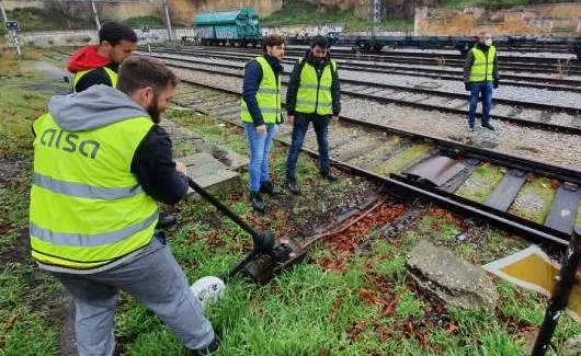 Équipe en formation sur un chantier ferroviaire