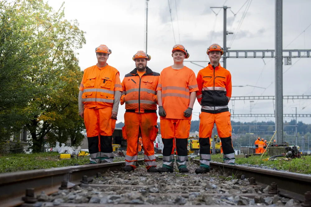 Stagiaires en formation ferroviaire sur le terrain